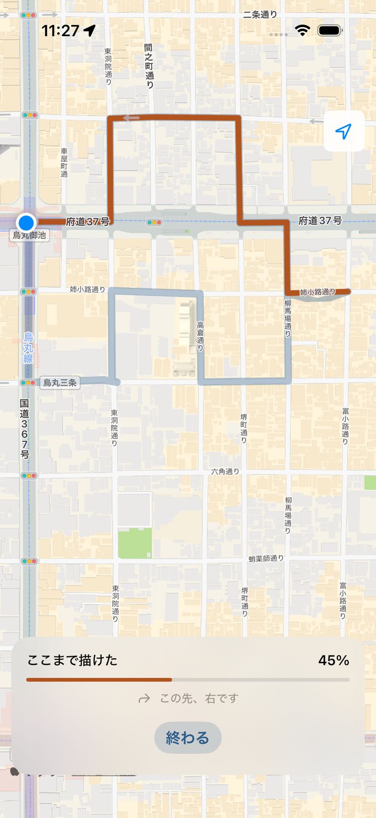 歩いている途中の地図。次の曲がり角の案内が出ている